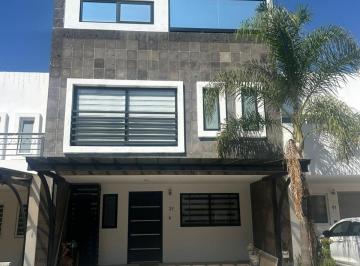 Casa · 230m² · 3 Recámaras · 2 Estacionamientos · Casa en Renta Amueblada en La Antigua Cementera