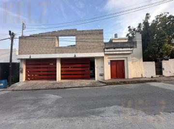 Casa · 554m² · 8 Estacionamientos · Casa en Venta, Col. Altavista. Tampico