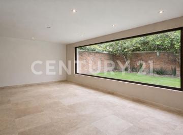 Casa · 300m² · 4 Recámaras · 2 Estacionamientos · Casa en Venta con 2 Jardines y Terraza Cerca de San Jerónimo