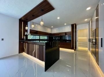 Casa · 638m² · 5 Recámaras · 3 Estacionamientos · Casa en Venta en Lomas de Angelópolis III