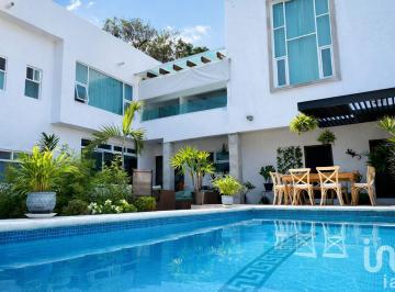 Casa · 260m² · 3 Recámaras · 2 Estacionamientos · Casa en Venta Sur de Cuernavaca, Alberca.
