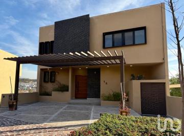 Casa · 355m² · 3 Recámaras · 2 Estacionamientos · Casa en Renta Altozano Querétaro
