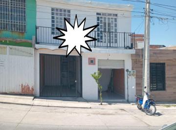 Casa de 3 habitaciones, Aguascalientes · Venta Casa 2 Niveles en Lomas del Mirador 3 Recamaras 2 Baños Cerca Escuelas Al Sur Oriente en Ags