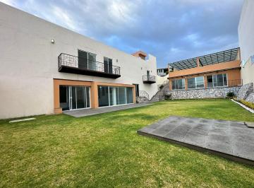 Casa · 800m² · 4 Recámaras · 4 Estacionamientos · Casa en Venta en La Calera