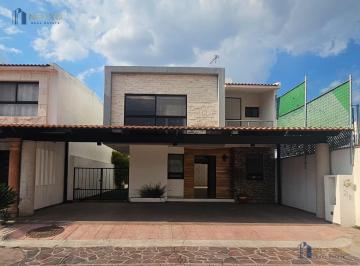 Casa · 250m² · 3 Recámaras · 2 Estacionamientos · Casa en Venta en Pedregal de Schoenstatt, Corregidora