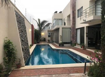 Casa · 758m² · 6 Recámaras · 6 Estacionamientos · Casa con Alberca Ubicada en Fraccionamiento Lomas del Sol, Alvarado, Ver.