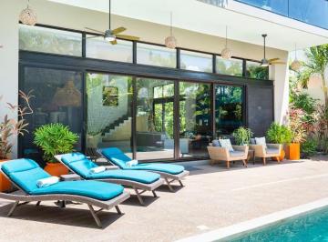6bc6f4fa8733e0bdb8c71236bad264f675df1d161d1868ade98f522643821c51 · Casa Lulu – Villa de Lujo con Diseño Tropical, Paneles Solares y Piscina Privada
