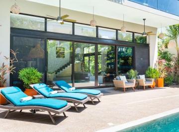 d2c0fd9df8b2f66d8af3be2f14d32a6f0a80b1f026af3992d36367e1c73d1282 · Casa Lulu – Villa de Lujo con Diseño Tropical, Paneles Solares y Piscina Privada