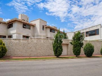 Casa · 960m² · 4 Recámaras · 4 Estacionamientos · Venta Casa Jardines de Satelite Naucalpan 11278