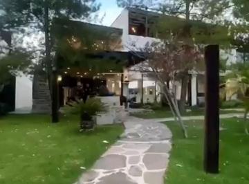 Casa de 4 habitaciones, León · Venta de Residencia en El Bosque con Alberca Interna