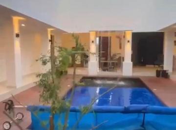 Casa de 4 habitaciones, León · Renta de Residencia en El Bosque con Alberca Interna