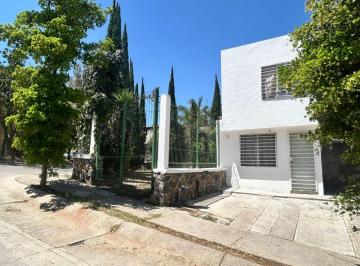 Casa de 3 habitaciones, San Pedro Tlaquepaque · Casa Habitación en Venta, en Esquina, en Condominio con Jardín Privado.