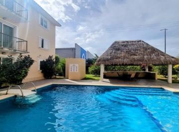 una alberca y una piscina para residentes en condo wayak playacar · Departamento en Renta 2 Recámaras Wayak Playacar Playa del Carmen | con Club de Playa
