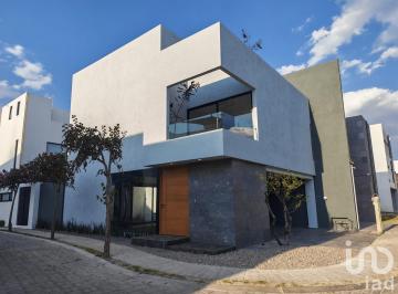 Casa · 213m² · 3 Recámaras · 2 Estacionamientos · Casa en Venta en Lomas de Angelópolis