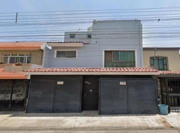 Casa de 4 habitaciones, San Pedro Tlaquepaque · Venta de Casa en San Pedro Tlaquepaque Jalisco Jardines de La Paz Emliano Zapata