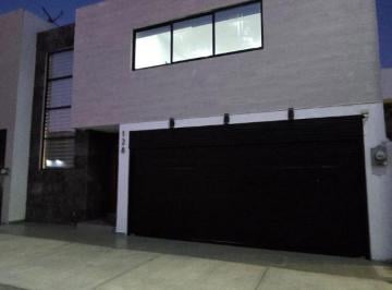 Casa de 3 habitaciones, Medellín · Casa en Renta en Fraccionamiento Las Palmas con Alberca.