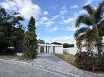 6d5d2d8d8a51dc55c64366a3ce4ec0d97480f7034d8c1045aef9bfc2800047c3 · Casa de Una Planta, de 3 Recámaras + Family Room en La Rejoyada.