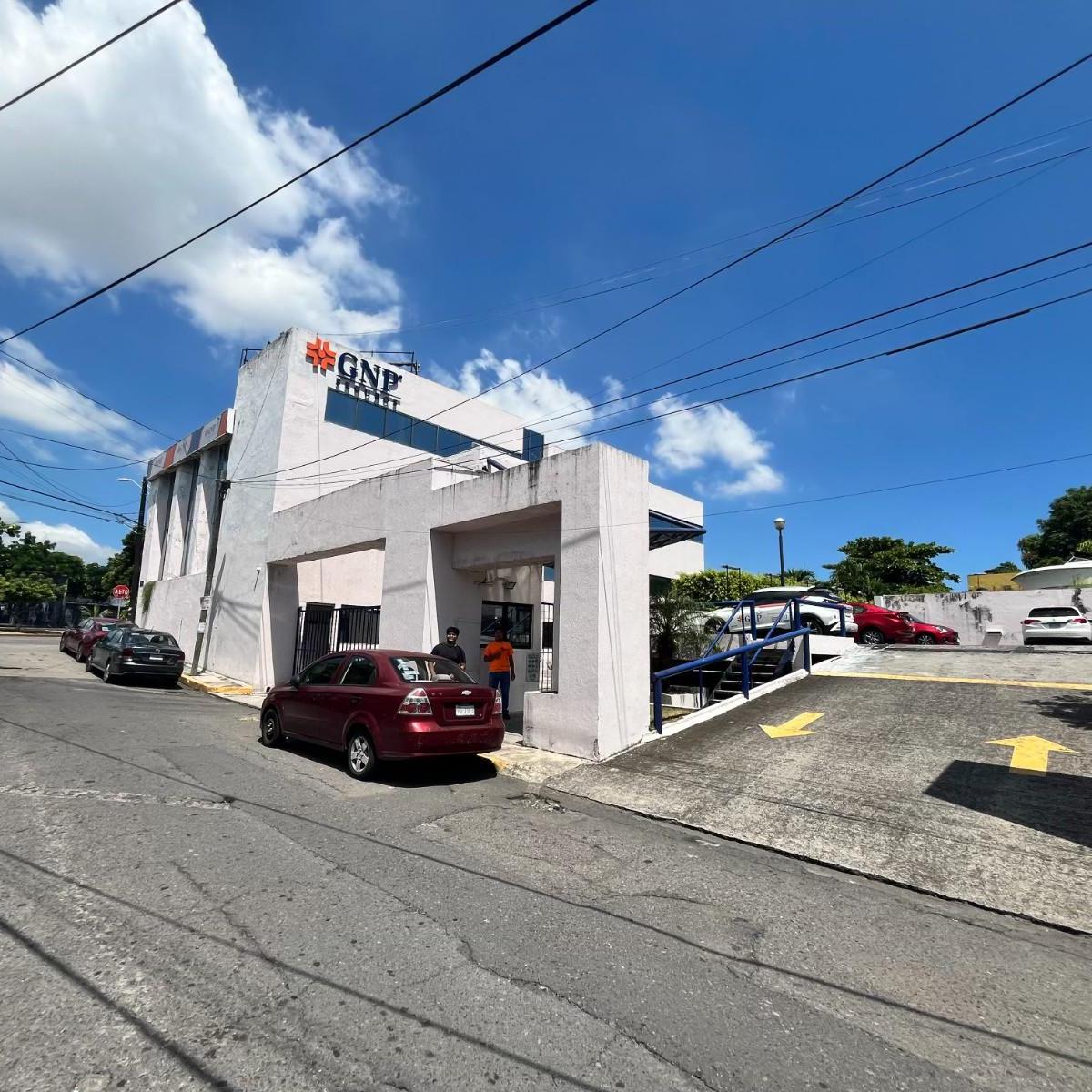 Venta o Renta Edificio 3 Niveles + 40 Estacionamientos en Boca del Río, Veracruz.