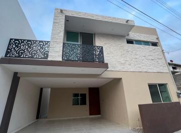 Casa · 211m² · 3 Recámaras · 2 Estacionamientos · Casa - Arbol Grande