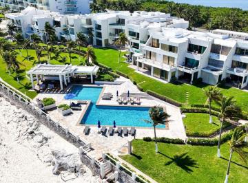 Casa · 300m² · 3 Recámaras · 2 Estacionamientos · Casa en Renta Frente Al Mar en Zona Hotelera Cancun