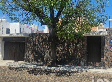 Casa · 365m² · 5 Recámaras · 5 Estacionamientos · Casa en Venta en Colonia Alamos 2° Sección, Querétaro, Qro.
