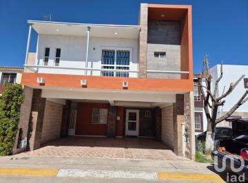 Casa · 184m² · 4 Recámaras · 2 Estacionamientos · Casa en Venta en Fracc. Hacienda de Los Nogales, Etapa VI