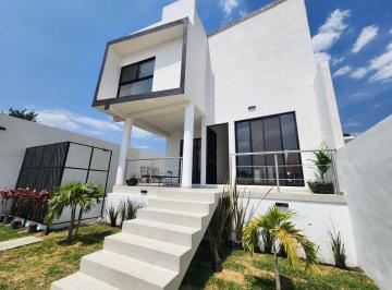 Casa · 351m² · 4 Recámaras · 2 Estacionamientos · Casa en Venta en Fraccionamiento con Vigilancia Paseo del Conquistador Cuernavaca Alberca