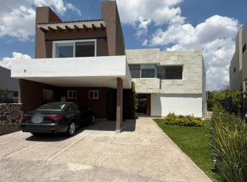 Casa de 3 habitaciones, Querétaro · Residencia con Master Suite en Pb y Doble Altura