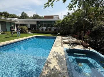 Casa · 508m² · 5 Recámaras · 4 Estacionamientos · Casa con Alberca en Zona Norte Cuernavaca