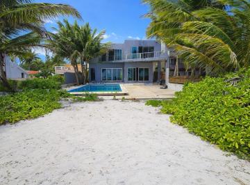Casa · 296m² · 3 Recámaras · 3 Estacionamientos · Casa en Venta Frente Al Mar en Puerto Morelos