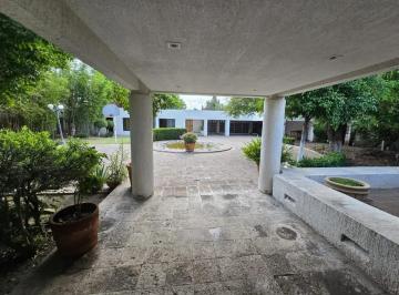 1 · Casa en Venta en Jurica, Querétaro - Amplio Terreno y Espacioso Estacionamiento