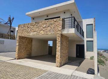Casa de 3 habitaciones, Alvarado · Casa Lado Mar con Amplia Terraza y Terreno Excedente en Venta en La Riviera Veracruzana