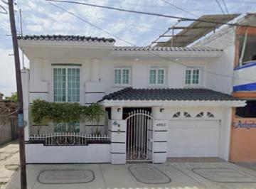 Casa de 4 habitaciones, Poza Rica de Hidalgo · ¡Oportunidad! Casa en Col. Cazones, Poza Rica: La Zona Más Exclusiva, Segura y de Mayor Tradición