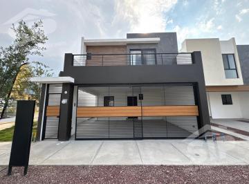 Casa · 151m² · 3 Recámaras · 2 Estacionamientos · Casa de 2 Plantas de Venta en Dominio Cumbres