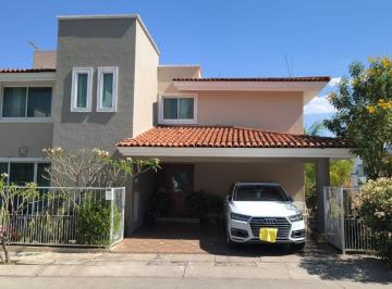 Casa de 5 habitaciones, Zapopan · Se Vende Casa en Esquina Dentro de Coto Alambra en Real de Valdepeñas