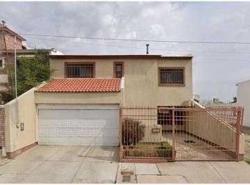 Casa de 4 habitaciones, Chihuahua · Venta de Casa en Chihuahua, Calle California 4132 Col Quintas del Sol.