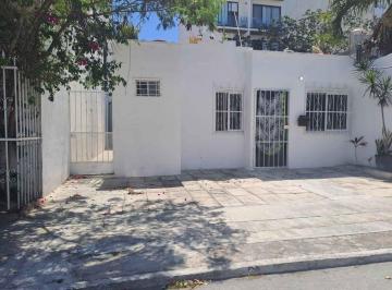 Departamento · 1 Recámara · 1 Estacionamiento · Estudio en Renta Planta Baja | Centro Playa del Carmen | Cerca de La Playa