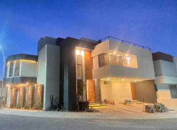 Casa de 4 habitaciones, Querétaro · Hermosa Residencia Frente a Parque