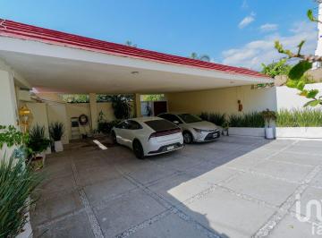 Casa · 536m² · 6 Recámaras · 5 Estacionamientos · Venta o Renta de Casa en Tlaltenango, Cuernavaca, con Bungalow