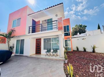 Casa · 144m² · 3 Recámaras · 3 Estacionamientos · Venta de Casa Al Norte de Cuernavaca, Morelos, Sta. María