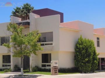 Casa · 940m² · 5 Recámaras · 3 Estacionamientos · Amplia Casa Residencial con Alberca en Fracc Villantigua Slp