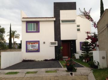 Fachada · Casa Amplia en Esquina con Amplio Jardin