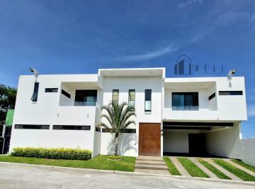 Casa de 5 habitaciones, Xochitepec · Residencia en Exclusivo Fraccionamiento con Campo de Golf y Seguridad 24 Hrs
