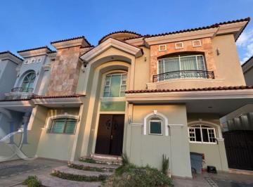 Casa en condominio de 3 habitaciones, Zapopan · Casa en Venta en Fraccionamiento Jardín Real