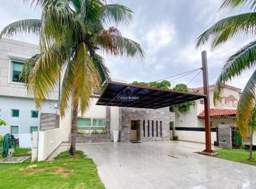 Casa · 580m² · 4 Recámaras · 3 Estacionamientos · Casa en Venta Isla Dorada