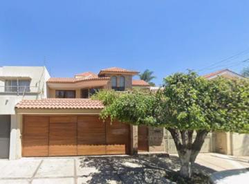 Casa de 4 habitaciones, Zapopan · Casa en Venta en Novelistas, Jardines de Vallarta
