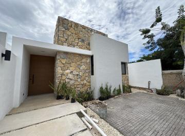 Casa · 170m² · 3 Recámaras · 2 Estacionamientos · Casa de Una Planta 3 Recamaras, Cochera Techada, Alberca, Entrega Inmediata!