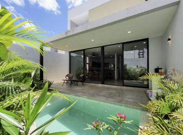 Casa · 206m² · 3 Recámaras · 2 Estacionamientos · Casa en Privada de 3 Recámaras, Equipada, Piscina, Infonavit y Cofinavit