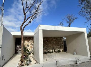 Casa · 232m² · 3 Recámaras · 2 Estacionamientos · Casa Una Planta en Cholul 3 Recamaras, Alberca, Terraza, Jardin, Diseño de Autor