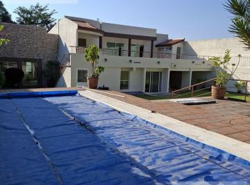 Casa · 751m² · 8 Recámaras · 6 Estacionamientos · Casa en Venta en Cuernavaca, con 8 Habitaciones, Alberca Climatizada y Jardín